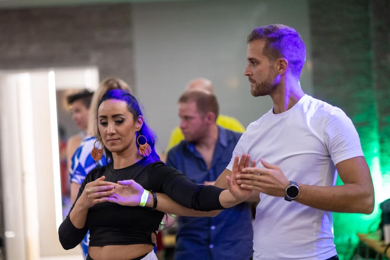 Bachata páros a vezetés és követés technikáját gyakorolja