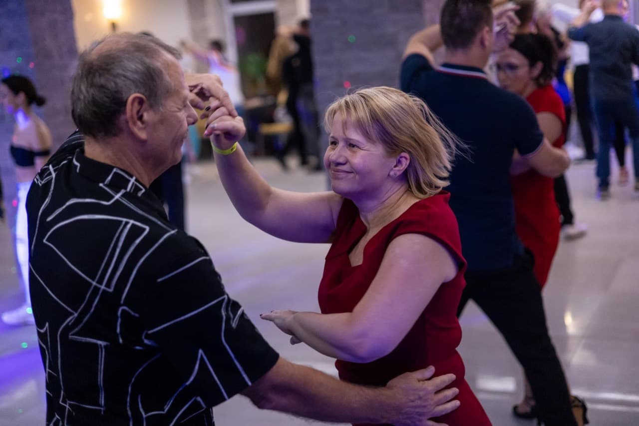 Mosolygó bachata páros táncol egy közös gyakorláson