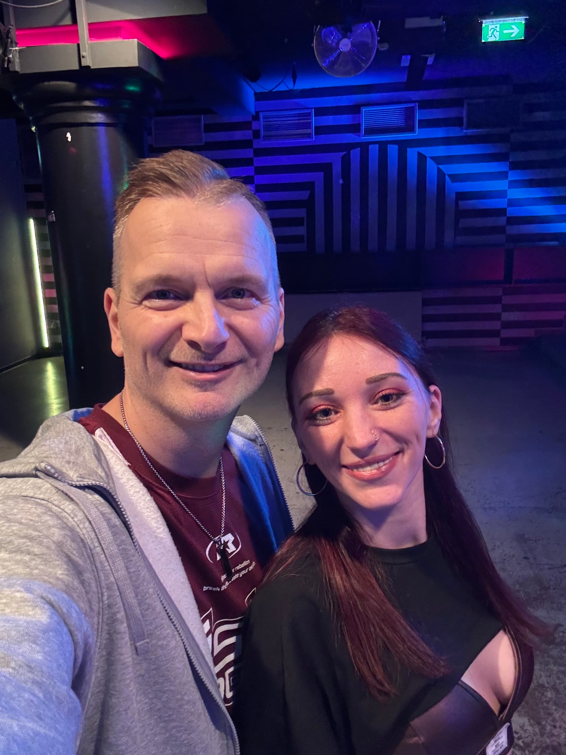 Four Steps oktató és tanítvány közös selfie egy klubban