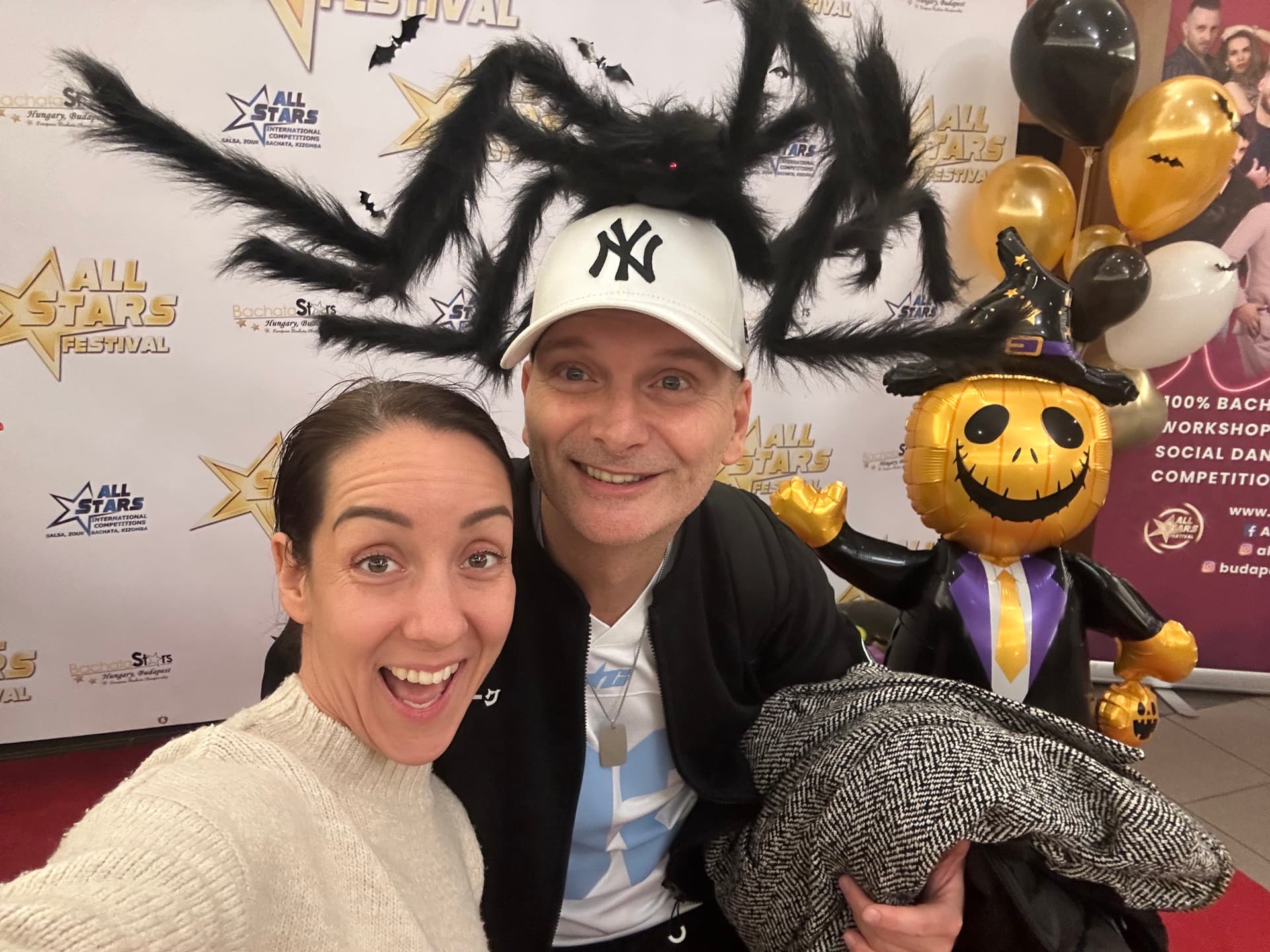 Four Steps vidám fesztivál szelfi halloween dekorációval